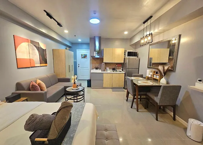Ashley's Chamber At Soho Across Shangrila Mall Manila